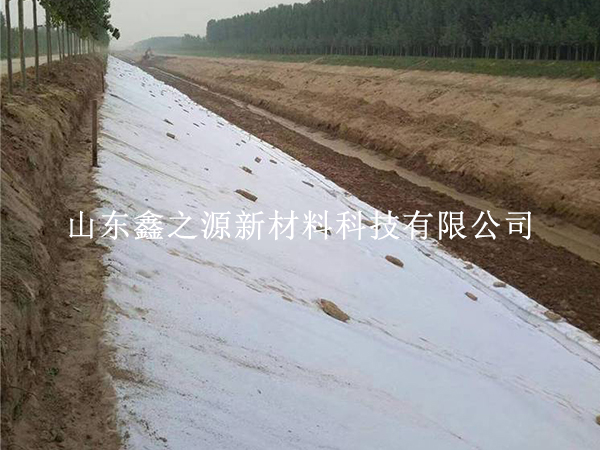 丙纶土工布铺设：规避天气影响，筑牢施工质量防线