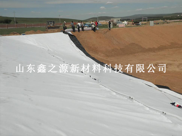 白色长丝土工布施工固定方式方法：规范固定筑牢工程防护根基